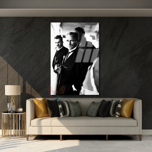 Dürbün Tutan Atatürk Görseli Cam Tablo Siyah Beyaz Atatürk Görseli Dikey Tablo