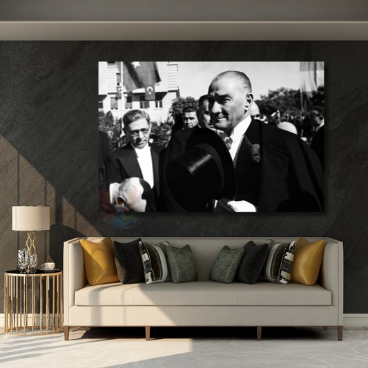 Siyah Beyaz Atatürk Kanvas Tablo Şapka Tutan Atatürk Tablosu Ofis Tablosu Duvar Dekoru