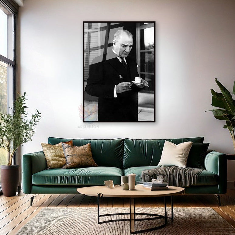 Metal Kahve İçen Atatürk Görseli Dikey Çerçeveli Cam Tablo