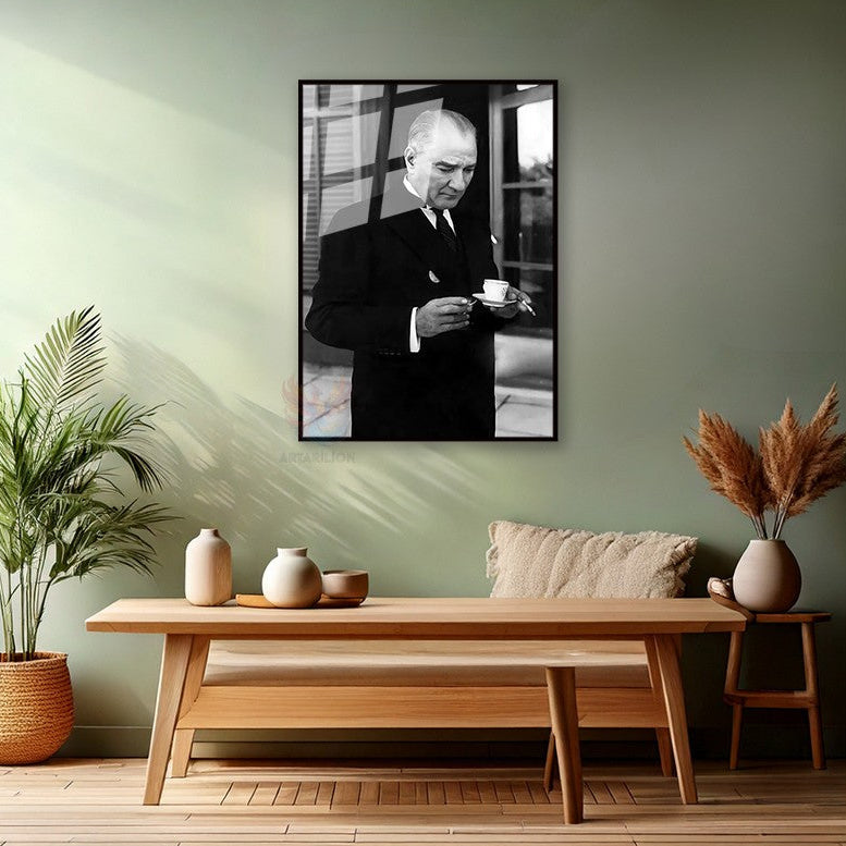 Metal Kahve İçen Atatürk Görseli Dikey Çerçeveli Cam Tablo