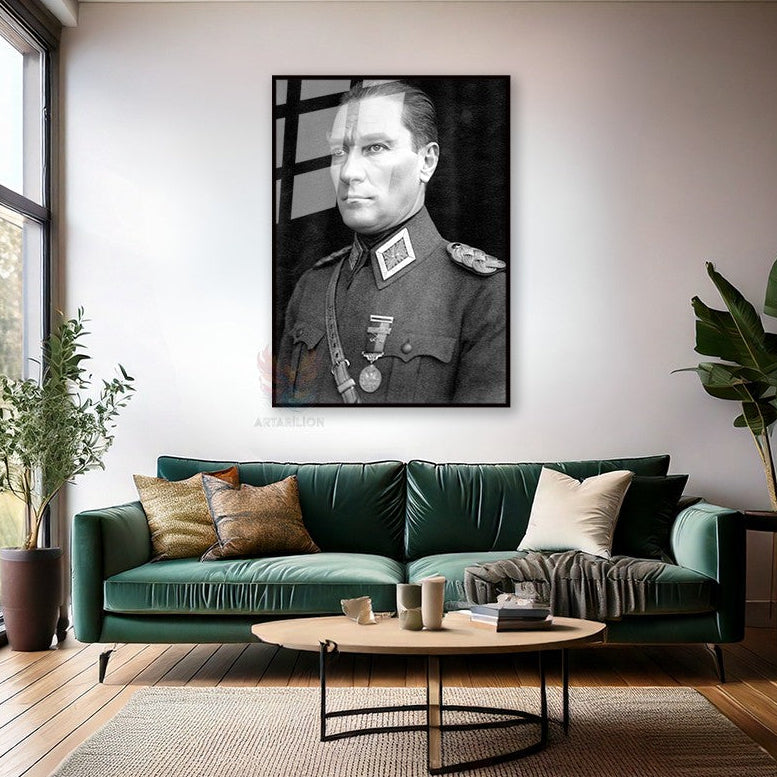 Siyah Beyaz Uniformalı Atatürk Portresi Kemal Metal Çerçeveli Cam Tablo