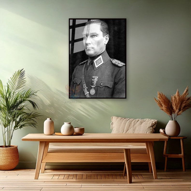 Siyah Beyaz Uniformalı Atatürk Portresi Kemal Metal Çerçeveli Cam Tablo