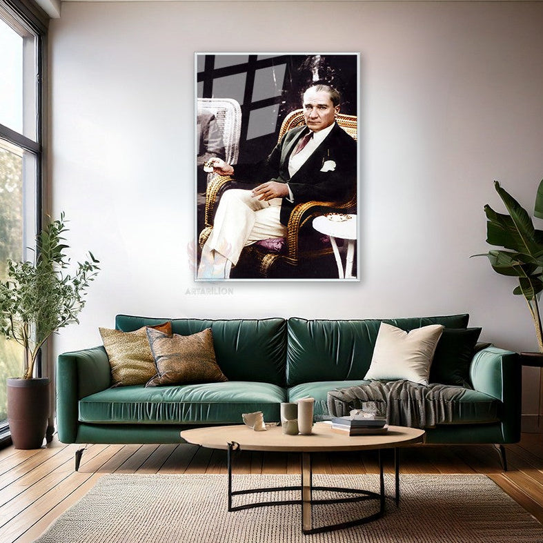Kahve İçen Atatürk Görseli Renkli Metal Dikey Çerçeveli Cam Tablo