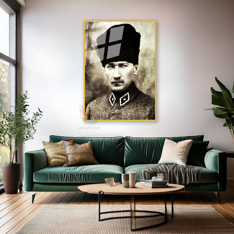 Atatürk Görseli Metal Dikey Çerçeveli Cam Tablo