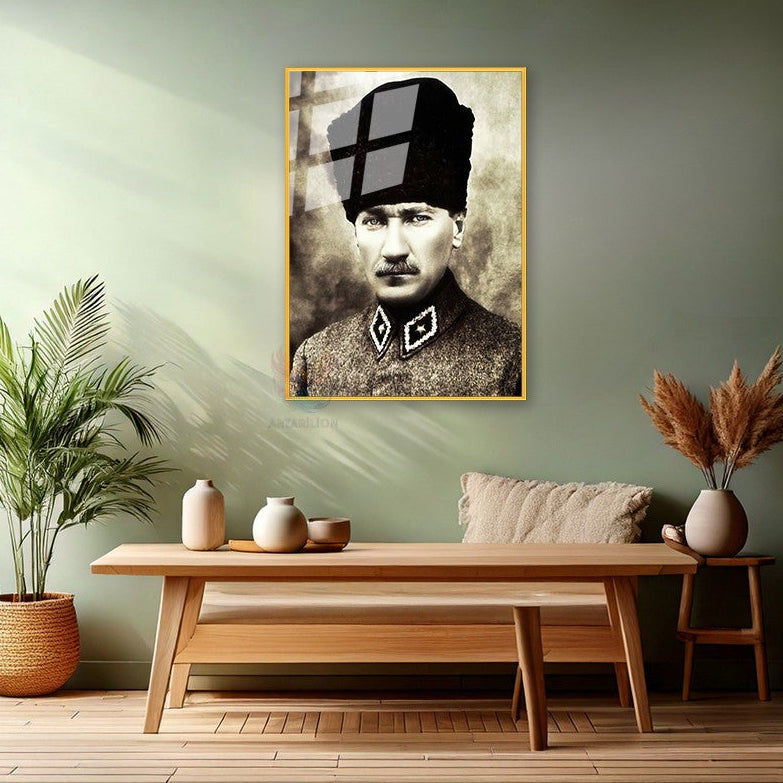 Atatürk Görseli Metal Dikey Çerçeveli Cam Tablo