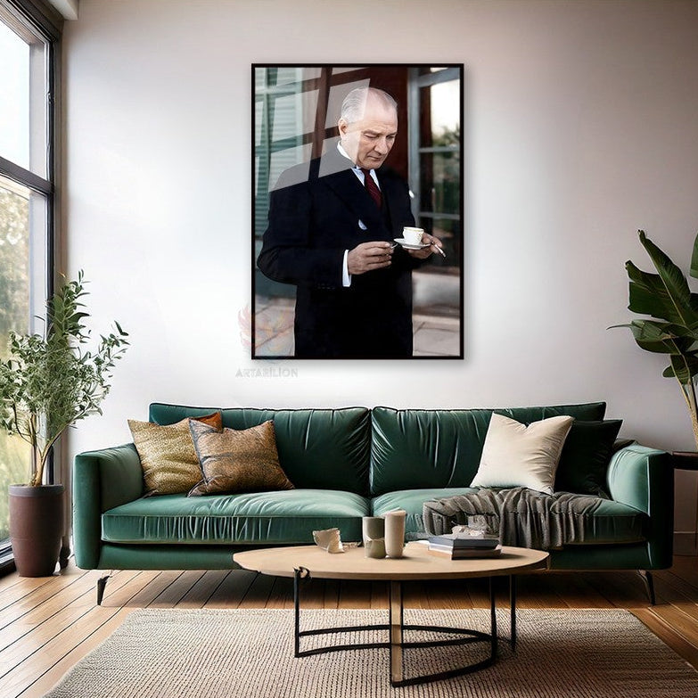 Renklendirilmiş Atatürk Metal Kahve İçen Çerçeveli Cam Tablo