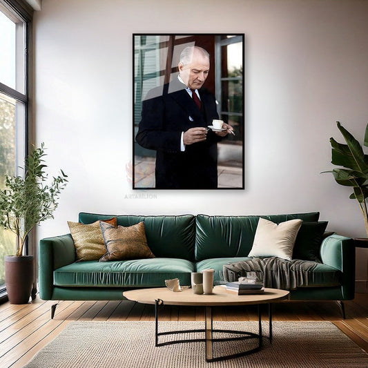 Renklendirilmiş Atatürk Metal Çerçeveli Cam Tablo Kahve İçen Atatürk Duvar Tablosu Ofis Ev Dekoru