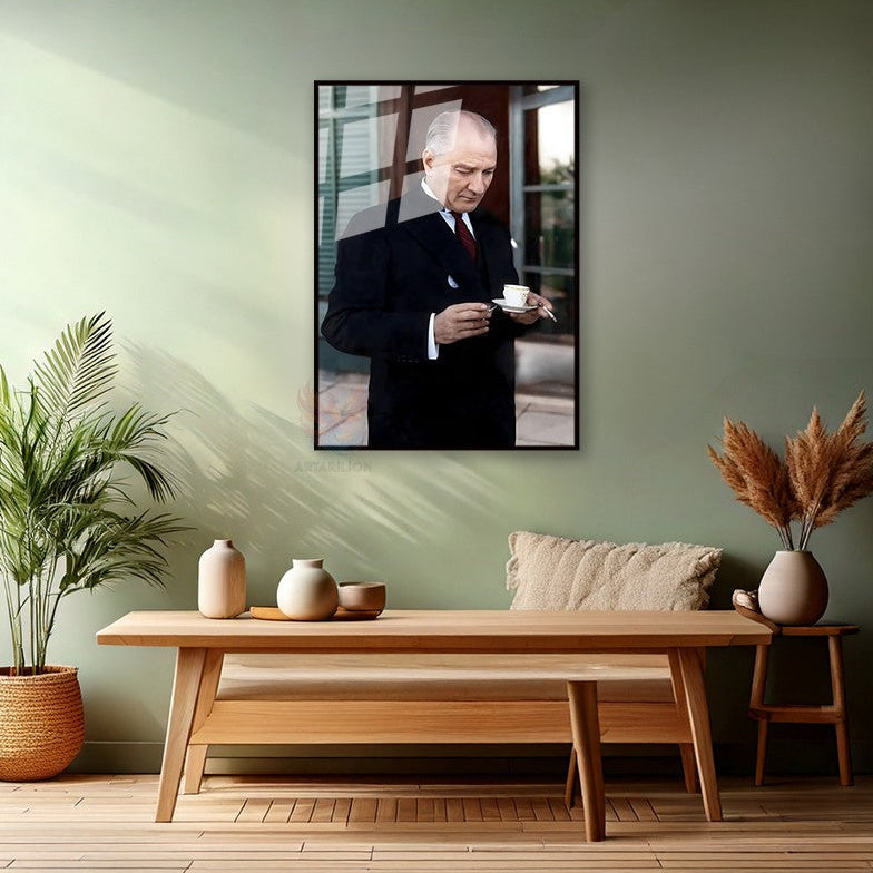 Renklendirilmiş Atatürk Metal Kahve İçen Çerçeveli Cam Tablo