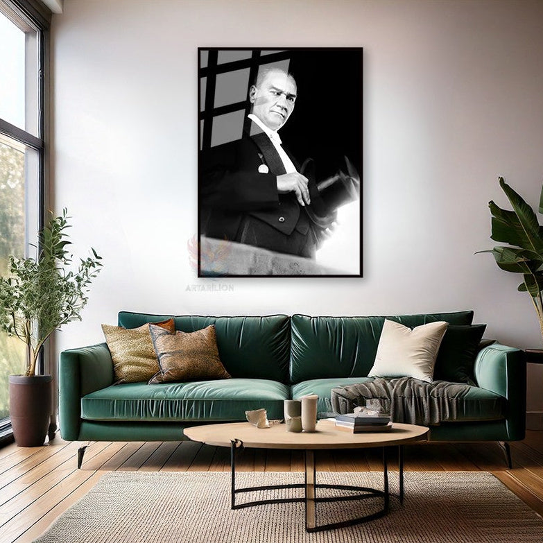 Atatürk Portresi Metal Şapka Tutan Dekoruduvar Çerçeveli Cam Tablo