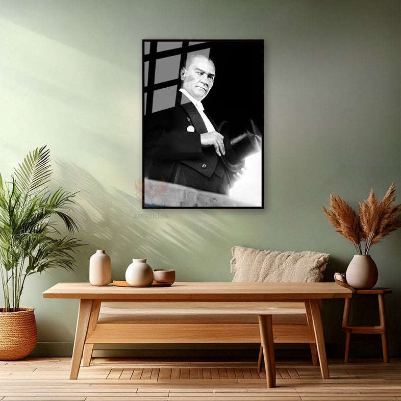 Atatürk Portresi Metal Şapka Tutan Dekoruduvar Çerçeveli Cam Tablo