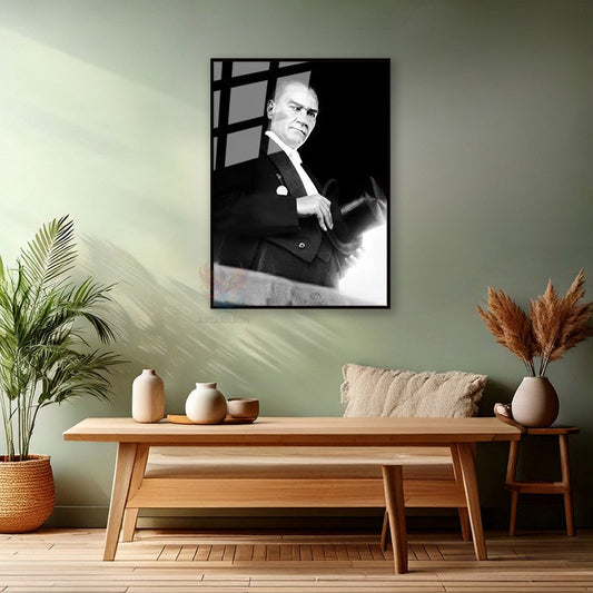 Atatürk Portresi Metal Çerçeveli Cam Tablo Şapka Tutan Atatürk Tablosu Ev Ofis DekoruDuvar Tablosu