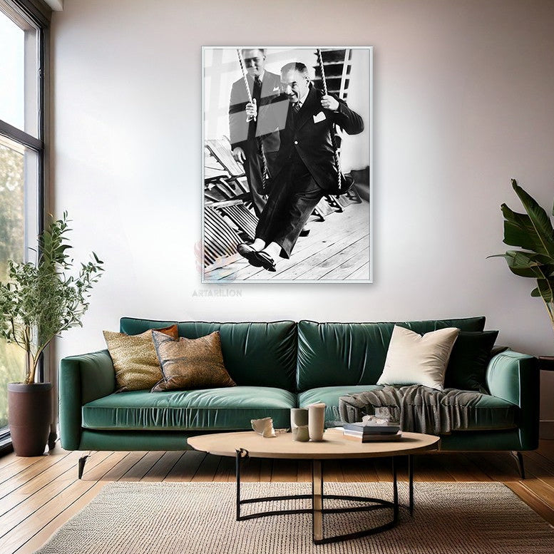 Salıncakta Sallanan Atatürk Görseli Metal Modeli Çerçeveli Cam Tablo
