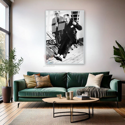 Salıncakta Sallanan Atatürk Görseli Metal Çerçeveli Cam Tablo Modeli Atatürk Tablosu