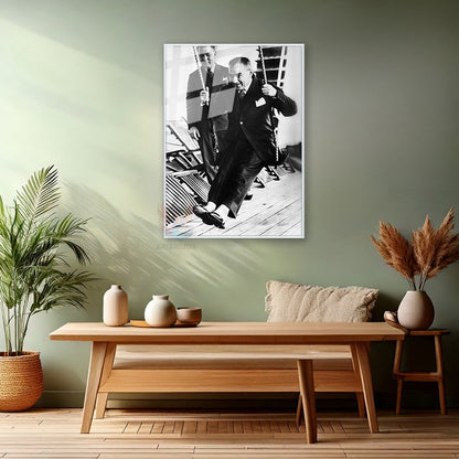 Salıncakta Sallanan Atatürk Görseli Metal Çerçeveli Cam Tablo Modeli Atatürk Tablosu