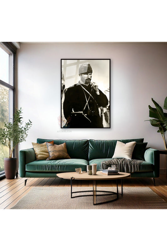 Genç Atatürk Siyah Beyaz Metal Çerçeveli Cam Tablo Dikey Duvar Dekoru Ev Ofis Tablo Modeli
