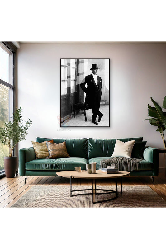 Metal Çerçeveli Cam Atatürk Tablo Modeli Şapkalı Atatürk Görseli Dikey Duvar Tablosu