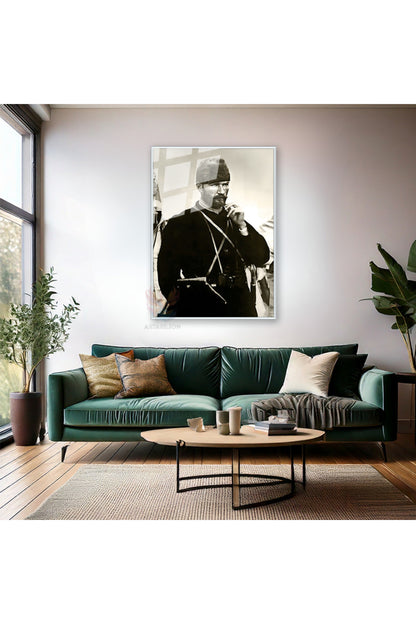Genç Atatürk Siyah Beyaz Metal Çerçeveli Cam Tablo Dikey Duvar Dekoru Ev Ofis Tablo Modeli