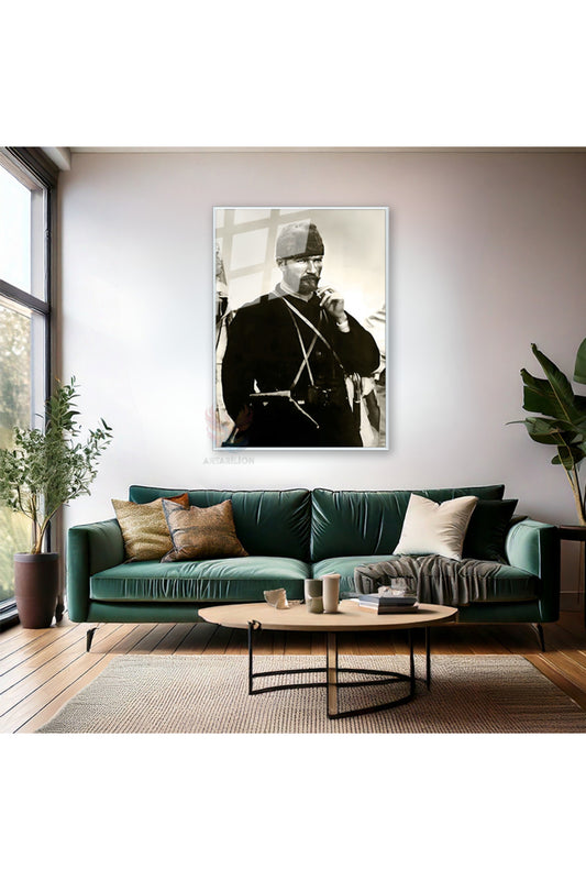 Genç Atatürk Siyah Beyaz Metal Çerçeveli Cam Tablo Dikey Duvar Dekoru Ev Ofis Tablo Modeli