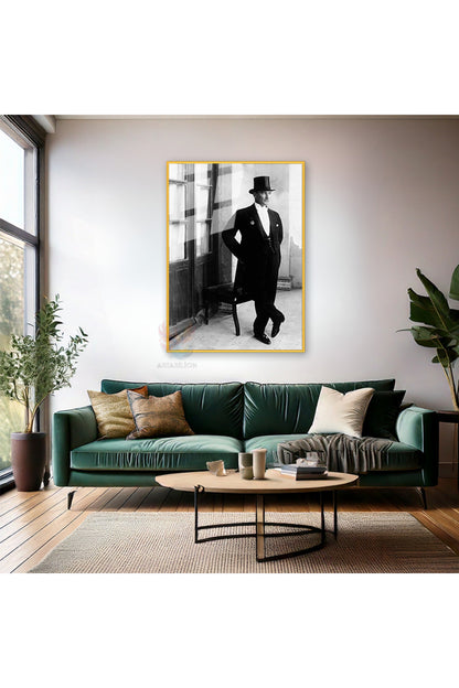 Metal Çerçeveli Cam Atatürk Tablo Modeli Şapkalı Atatürk Görseli Dikey Duvar Tablosu