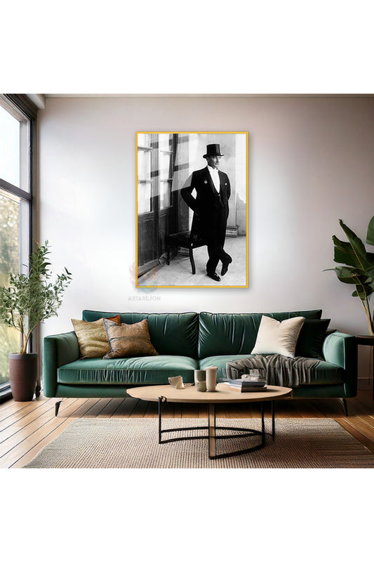 Metal Çerçeveli Cam Atatürk Tablo Modeli Şapkalı Atatürk Görseli Dikey Duvar Tablosu