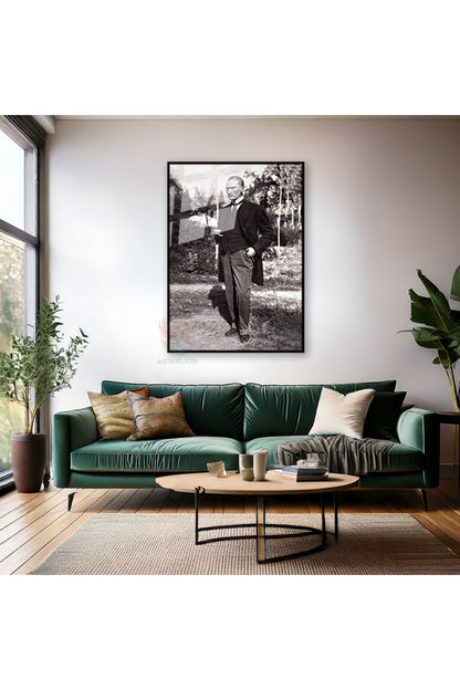 Metal Çerçeveli Cam Atatürk Tablosu Kahve İçen Karizmatik Atatürk Görseli Duvar Tablosu
