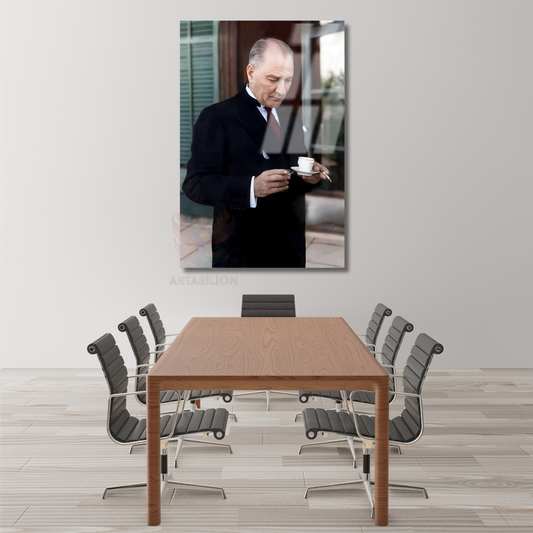 Renklendirilmiş Atatürk Cam Tablo Modeli Kahve İçen Atatürk Dikey Duvar Tablosu Ofis Ev Dekoru