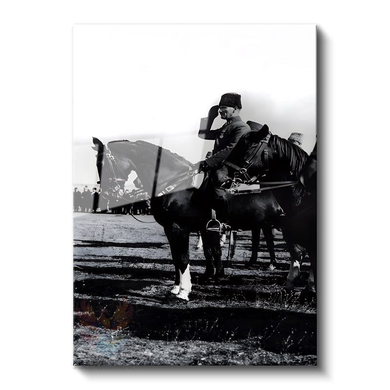 Siyah Beyaz Atatürk At Üstünde Modern Dikey Cam Tablo